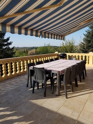 Terrasse de 30 m2 au 1er étage avec salon de jardin & barbecue