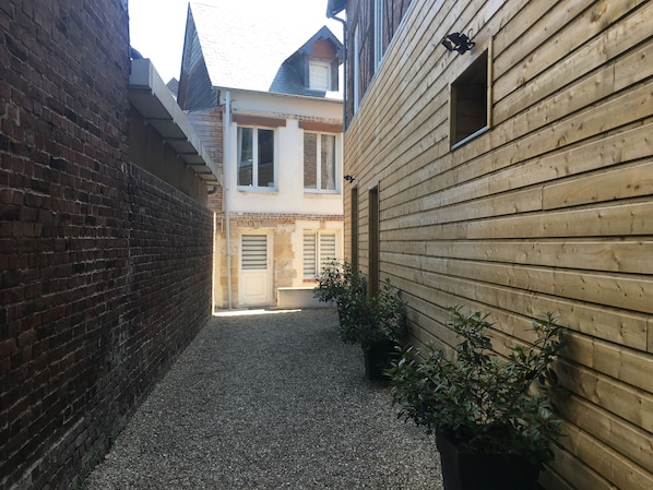Entrée de la résidence, La petite lieutenance est face à vous au RdeC