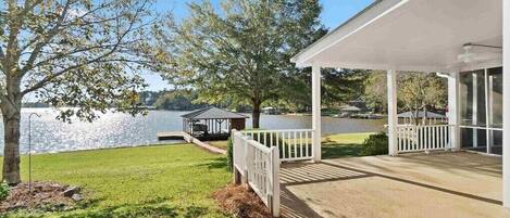 A piece of paradise . Your own boat launch and private dock. 