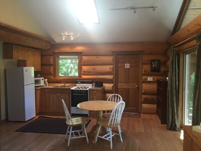 Lakefront Private Log Cabin, close to Pemberton - The Osprey