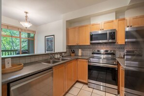 Full kitchen: Stainless steel appliances