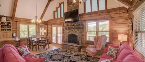 Great Room in Cabin Near TIEC