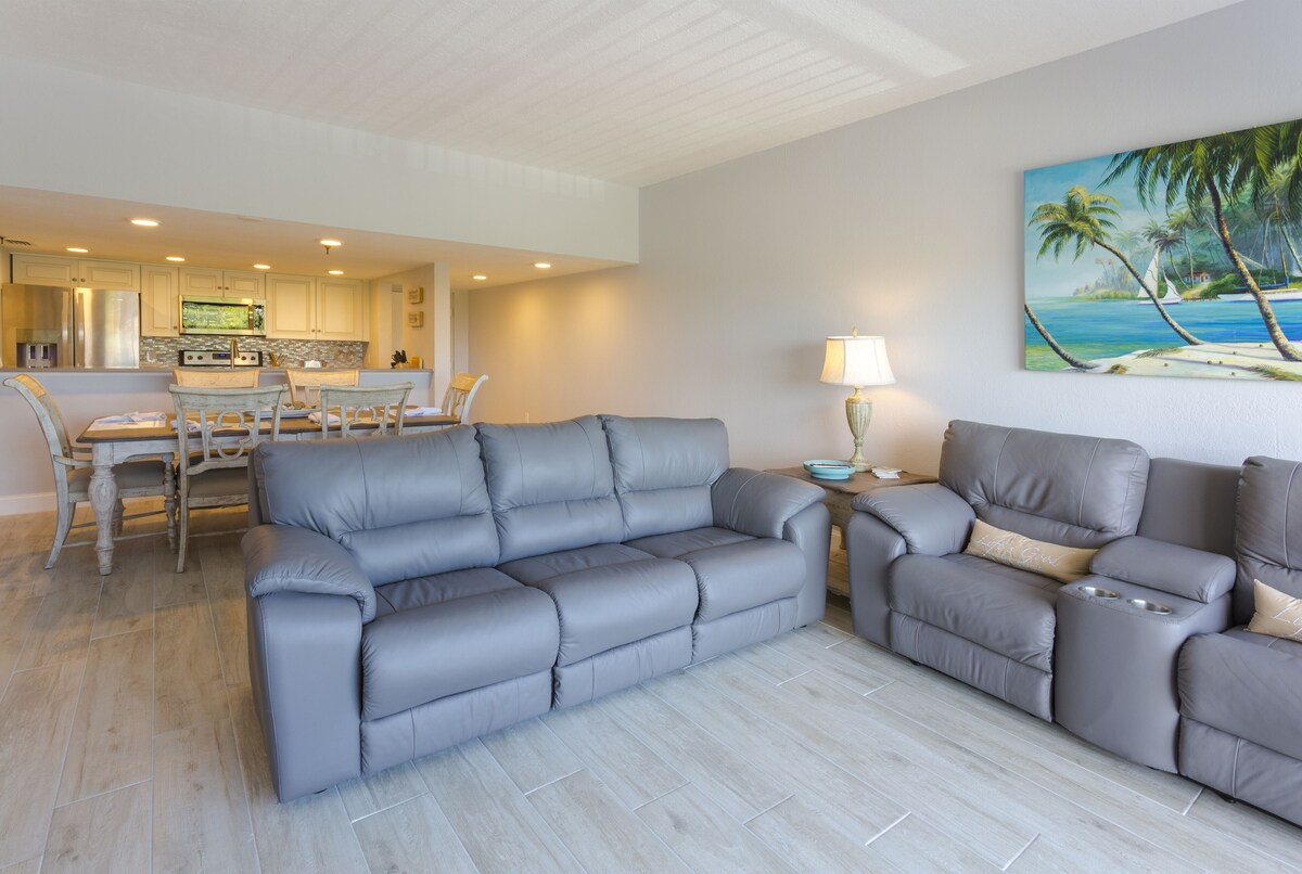 Beautiful San Remo on Beach, Water-view From All Windows, Heated Pool, Hot Tub