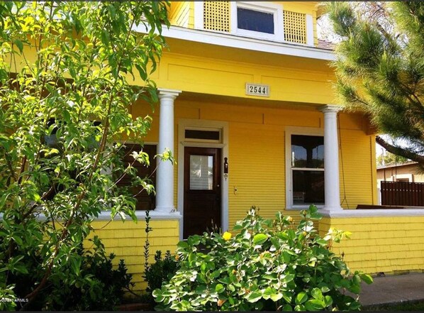 Charming Yellow house! 