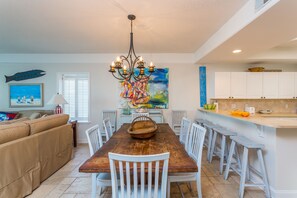 Saint Simons Grand 125 - Dining Space