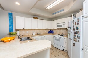 Saint Simons Grand 125 - Kitchen