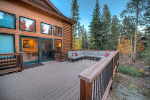 Back deck with private setting