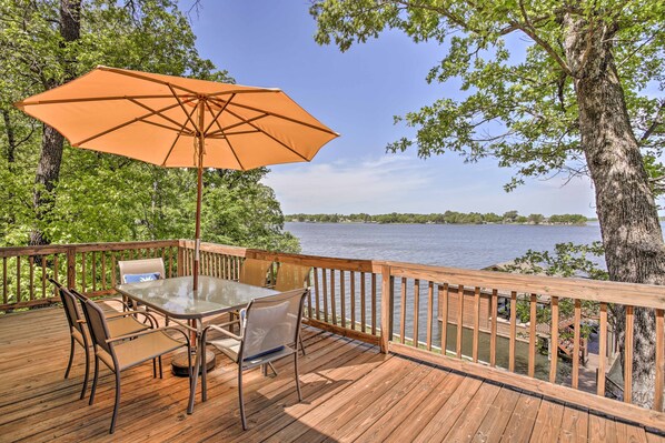 Leave your stress behind and stay at this vacation rental home in Pittsburg.