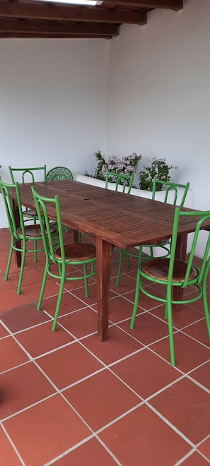 Mesa de refeições no telheiro