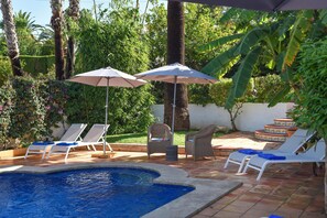 mit privatem Pool und Terrasse