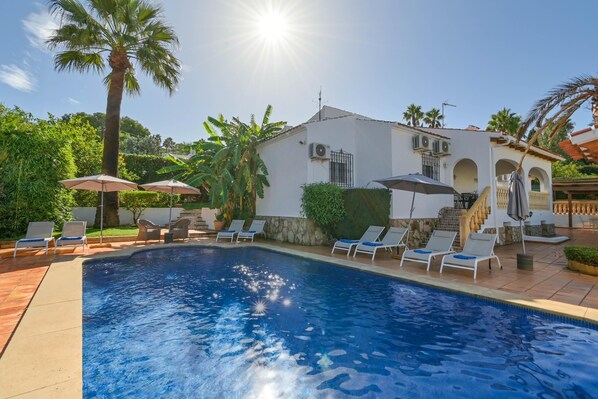 mit privatem Pool und Terrasse