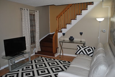 Beautiful 2 bedroom Apartment Located In The Heart Of Ottawa's Main Attractions