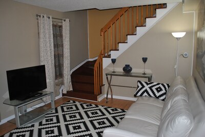 Beautiful 2 bedroom Apartment Located In The Heart Of Ottawa's Main Attractions