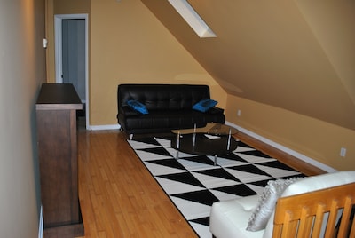 Beautiful 2 bedroom Apartment Located In The Heart Of Ottawa's Main Attractions