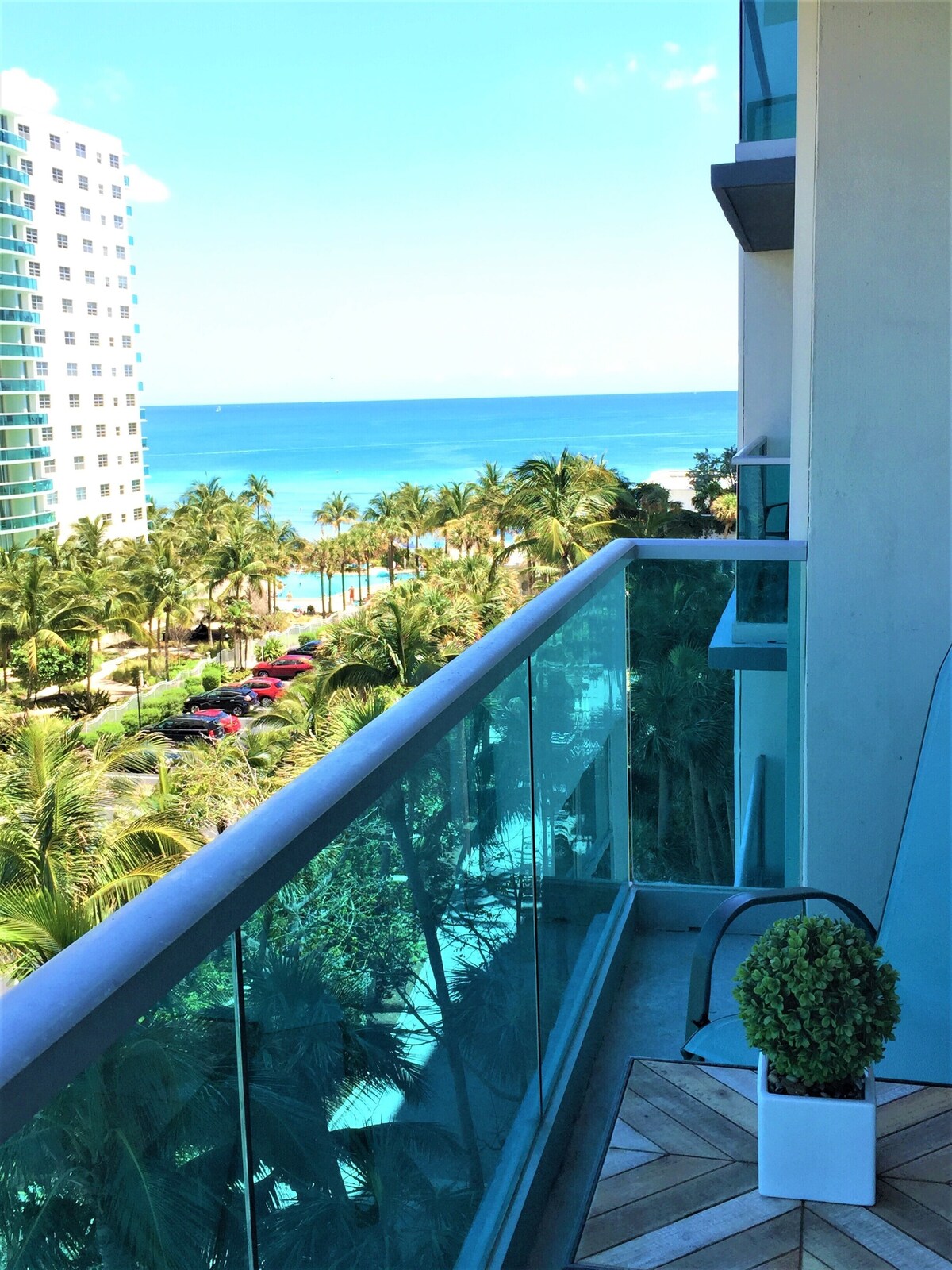 Beautiful Hollywood Corner Suite on the Beach, LICENSED, RECENTLY UPDATED