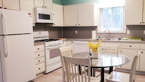 Kitchen with everything you need.