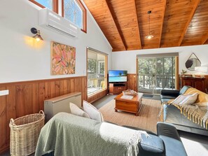 Serenity with mountain views: Unwind in our living area, embrace nature's beauty. 