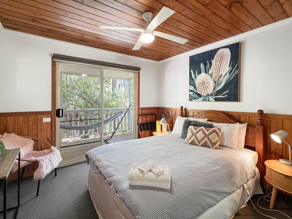 Serene escape: Queen bed, balcony retreat. Perfect blend of comfort.