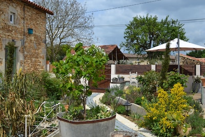 Alojamiento de lujo en un granero convertido situado en el girasol sembrado al sur de Vienne