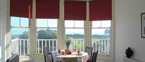 Living dinning room with seaview