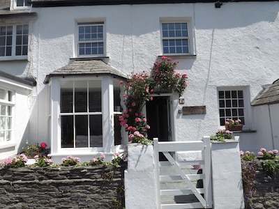 Geranium Cottage is tucked away up a quiet narrow street, moments from the beach