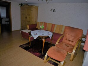 Ferienwohnung 1 65qm mit SAT-TV-Wohnraum mit Blick Richtung Schlafzimmer