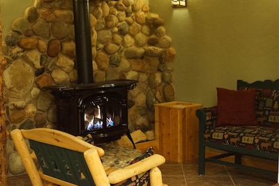 Solar & Wind Powered Lodge on 160 Acres - Big Discount for 2+ nights