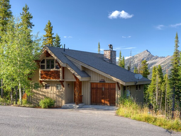 MMH 44 Cowboy Heaven, Exterior, 2