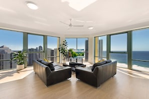 Surfers Paradise Holiday Apartment Ocean Front Prestige