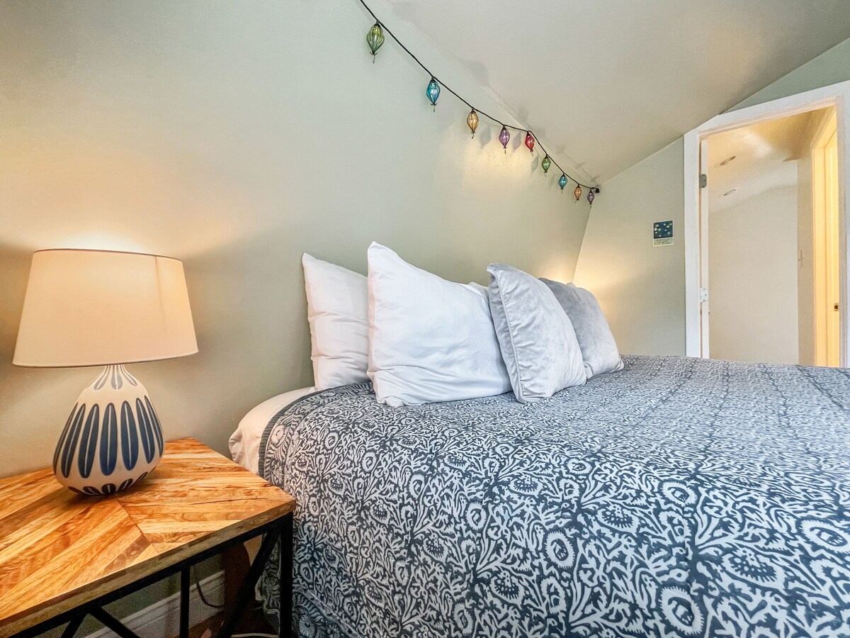 Colorful Artistic Cabin in Canyon Lake! Only 5 minutes from the lake and river!