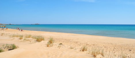 Spiaggia di Carratois e Isola delle Correnti vista dalla casa