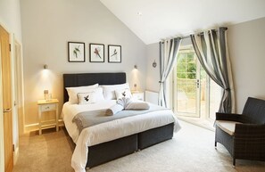 Campion Lodge, Colne Valley: Master bedroom with 6' bed and en-suite bathroom with separate shower