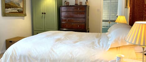 Ensuite bed 1: kingsize bed, goosedown duvet/pillows, Egyptian cotton bedding.