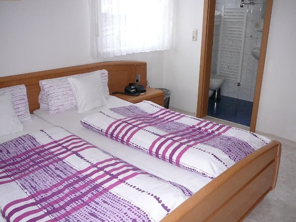 Ferienwohnung 75 qm E (2) 2 Schlafzimmer mit jeweils DU/WC, Wohnzimmer, Küche, Diele, Balkon-Schlafzimmer FeWo 2