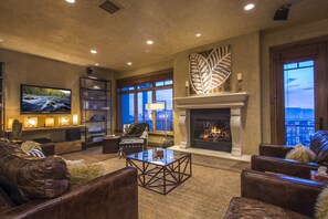 Living Room: Equipped w/flat screen TV, views of Canyon/Park City Mountain, etc.