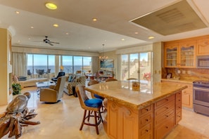 Entry to kitchen and livingroom