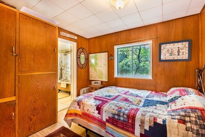 2 B/R TOP RATED  Private Historic Cabin A/C