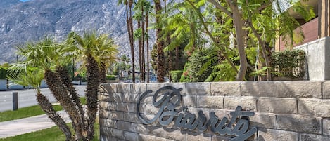 K0121 - 01 - Biarritz Getaway Sign