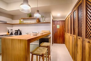 On site,Off site,Seating area,Coffee / tea facilities,Dining area
