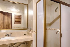 On site,Toilet,Bathroom,Shower,Location