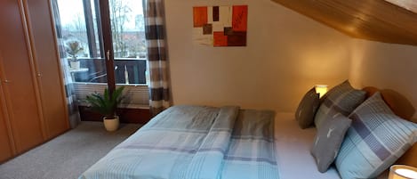 Ferienwohnung 4 - Kastanie für 1-4 Personen (65 qm, DG)-Schlafzimmer