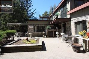 BEAUTIFUL COURTYARD