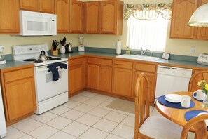 Fully equipped kitchen with eat-in breakfast nook