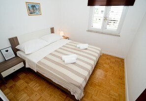 Schlafzimmer 1