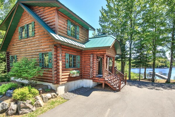Gorgeous log cabin home