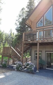 Beautiful Chalet With Mountain Views, located 1 mile Glacier National Park