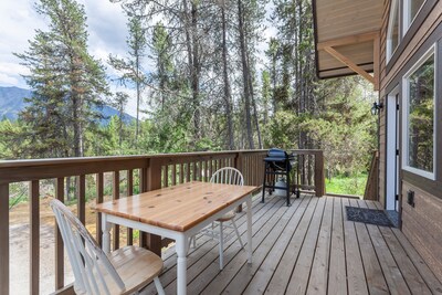 Beautiful Chalet With Mountain Views, located 1 mile Glacier National Park