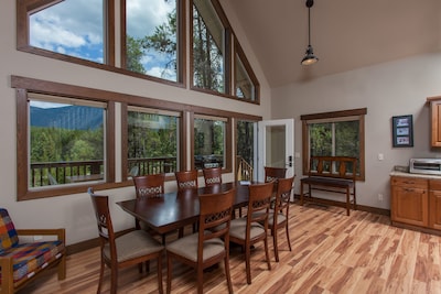Beautiful Chalet With Mountain Views, located 1 mile Glacier National Park