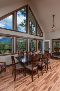 Beautiful Chalet With Mountain Views, located 1 mile Glacier National Park