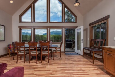 Beautiful Chalet With Mountain Views, located 1 mile Glacier National Park